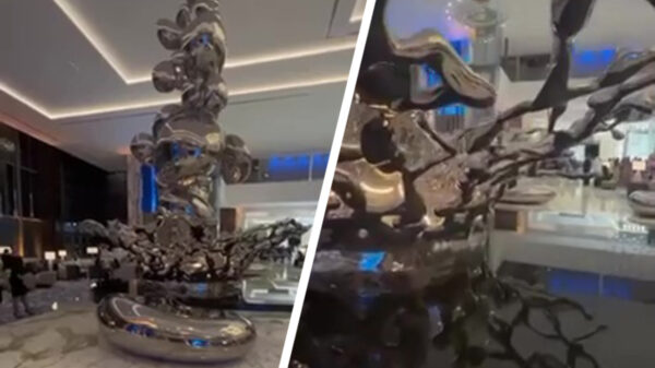 Filmende dame is nét even iets te gefascineerd door een standbeeld