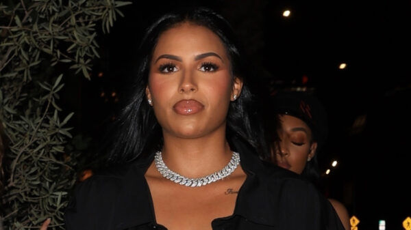 De outfit van Kanye's ex Chaney Jones blijkt net te klein om alles bedekt te houden