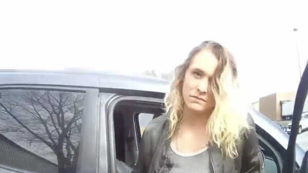 Amerikaanse vrouw wil tijdens aanhouding net iets te graag laten zien dat ze geen wapens draagt