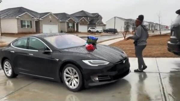 Verwend nest behoorlijk pissig omdat ze een Tesla krijgt voor haar 16e verjaardag