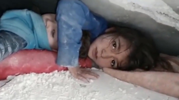 Syrische zusjes gered nadat ze na de aardbeving 36 uur vastzaten in het puin