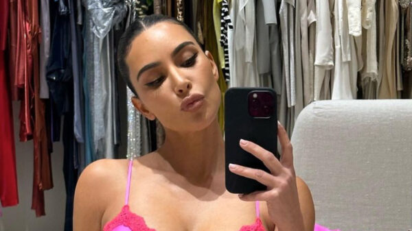 Kim Kardashian is met haar nieuwe setje al helemaal klaar voor Valentijnsdag