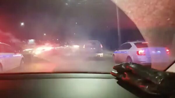 Ja joh, schiet jij anders al rijdend met vuurwerk op een politieauto