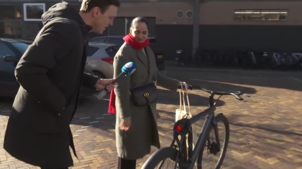 Amsterdamse vrouw fietst doodleuk zonder zadel rond vanwege problemen VanMoof
