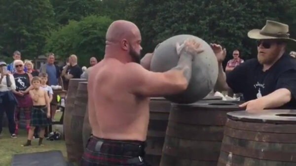 Welkom bij het wereldkampioenschap "knikkeren voor HELE grote mannen"