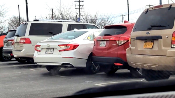 Bejaarde wegpiraat pleegt een ordinaire hit & run op de parkeerplaats
