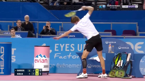 Alexander Bublik beukt 3 rackets aan gort op 't ATP-toernooi in Montpellier