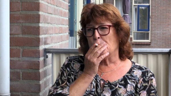 Bejaarde Corrie geterroriseerd door rokende buurvrouw, Frank Visser moet ingrijpen