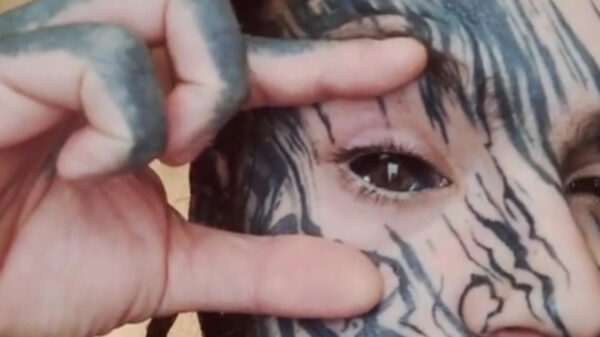 Doe eens gek, laat je oogbal eens tatoeëren