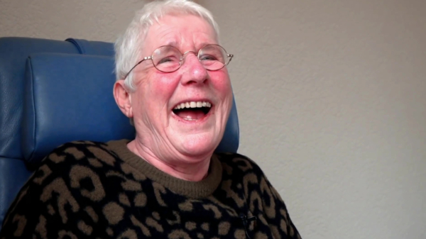 Bejaarde buurvrouw Roos sluit gedicht voor haar Anton af met legendarische uitspraak