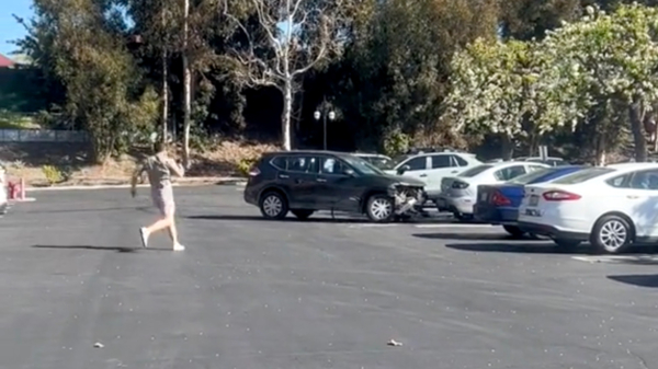 Vrouw gaat compleet door het lint en sloopt meerdere auto's op een parkeerplaats