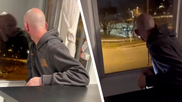 Schatje, weet jij wat het rode licht is bij dat nieuwe gebouw?