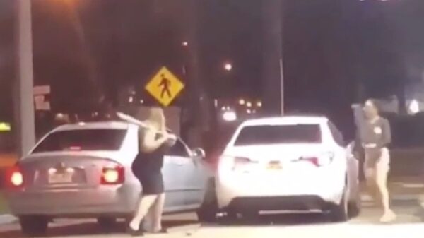 Agressieve vrouwen met knuppels gaan in flipmode bij een tankstation