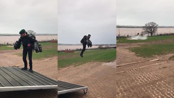 Iron Man Jr. vliegt een stukje met zijn jetpack