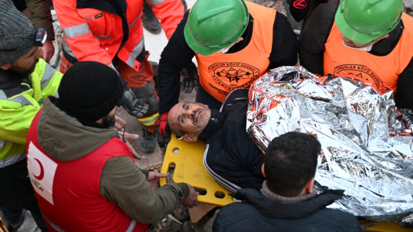 Nederlands hondenteam haalt 9 dagen na de beving 4 mensen levend onder het puin vandaan