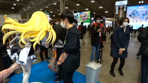 Kunstliefhebber is zwaar onder de indruk van een majestueus beeld