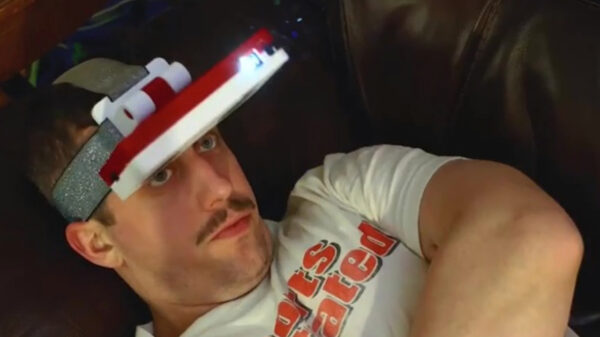 Met deze hoofdprojector heb je altijd een bioscoopscherm bij je