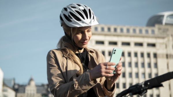 Bellende fietsmevrouw door het lint na aanhouding in Amsterdam: "Ik heb rechten gestudeerd!"