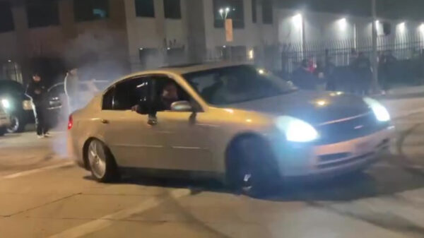 Sympathiek: driftkneus deelt gratis achterwielen uit