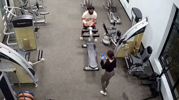 24-jarige vrouw beukt indringer van zich af in de sportschool