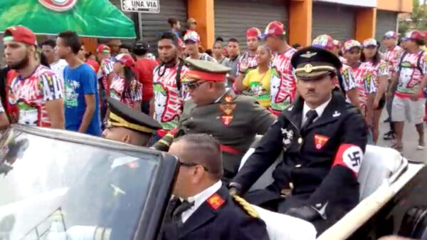 In zo'n kostuum kun je natuurlijk ook gewoon carnaval vieren
