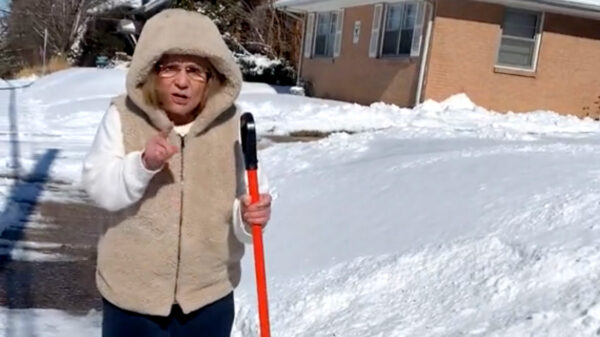 Buurvrouw Karen belt de politie omdat ze háár stoep hebben schoongemaakt!