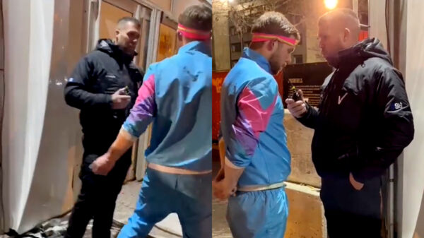 Vriend, wil je eerst even op deze walkie talkie blazen voordat je naar binnen gaat