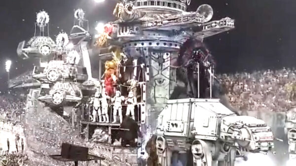 Aan deze Braziliaanse praalwagen kunnen ze hier nog een puntje zuigen