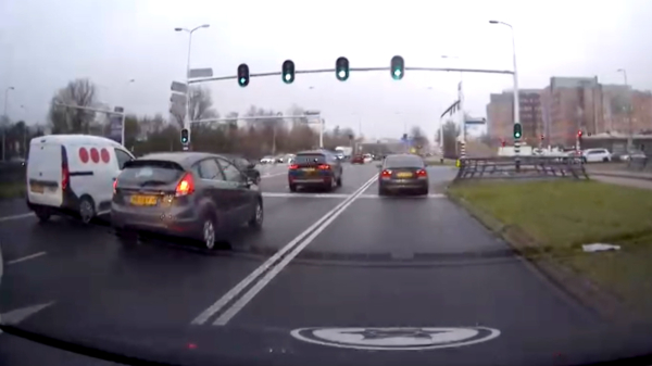 Lifehack van BMW'er die subtiel wat auto's inhaalt op de Ceintuurbaan in Zwolle