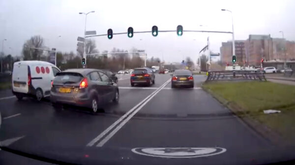 Lifehack van BMW'er die subtiel wat auto's inhaalt op de Ceintuurbaan in Zwolle