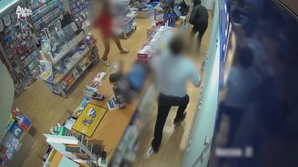 Winkelmedewerker doet ultieme Uno-reverse move op messentrekkende overvaller