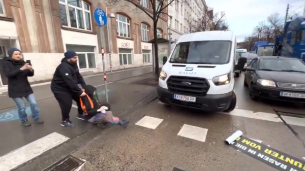 Oostenrijkse klimaatactivisten hardhandig van de weg gesleept tijdens blokkeeractie