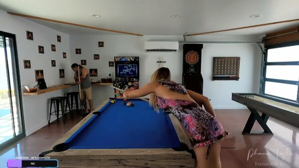 Twicher Phoenix Taylor laat iedereen meegenieten tijdens het biljarten