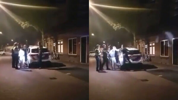 Agent deelt corrigerende tik uit nadat hij door verdachte wordt ondergespuugd