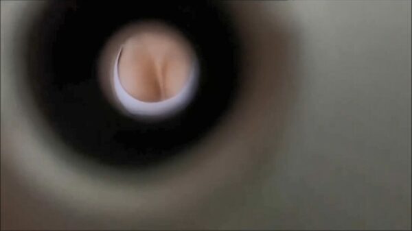 Eens gluren door de deurspion wie er aanbelt... Oee, snel openmaken!