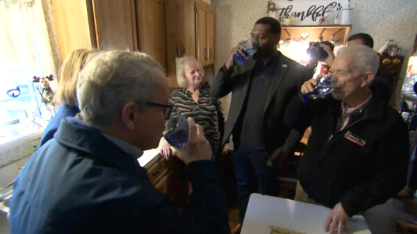 Gouverneur van Ohio demonstreert dat je na de giframp nog prima kraanwater kunt drinken