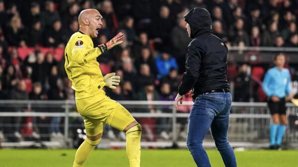 Wat je niet op tv zag: PSV-supporter rent veld op en valt keeper Sevilla aan
