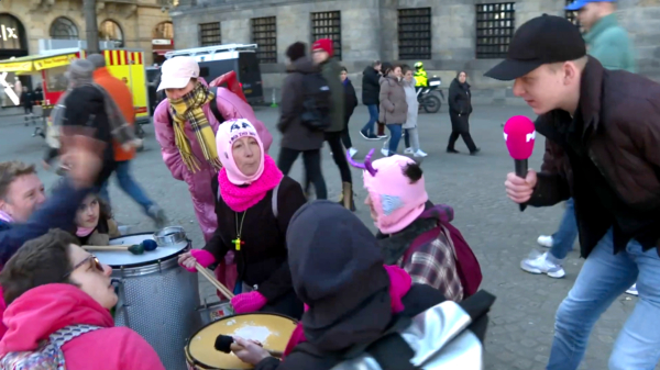 Woonprotest in Amsterdam loopt uit de hand door Antifa, de ME grijpt in