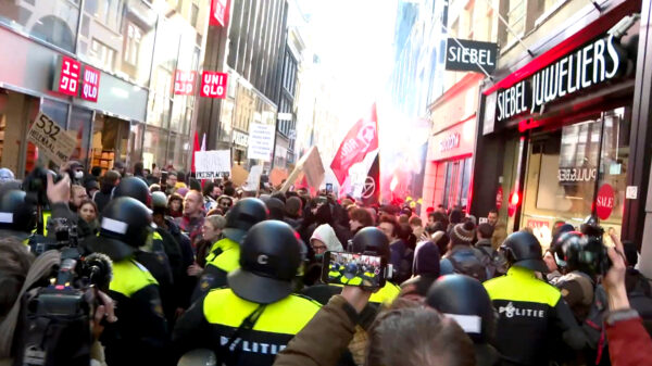 Woonprotest in Amsterdam loopt uit de hand door Antifa, de ME grijpt in
