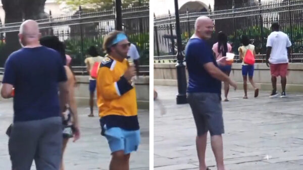 Wel eens iemand echt zien omvallen van het lachen?