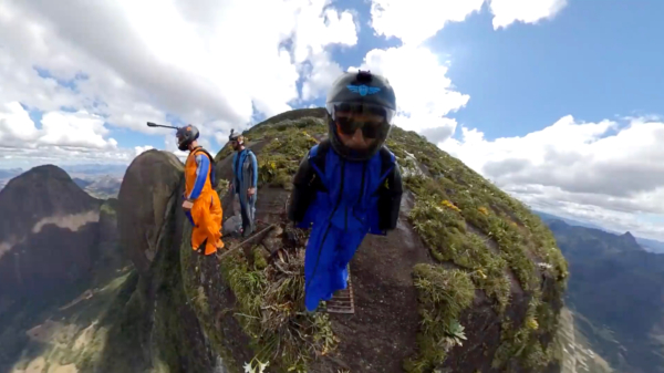Deze wingsuit-sprong van de Braziliaanse Gabriel Lott was bijna zijn laatste