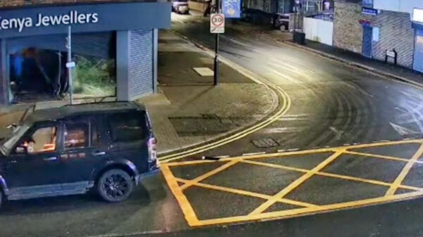 Londense juwelier bijna volledig leeggeroofd na botte ramkraak met Range Rover