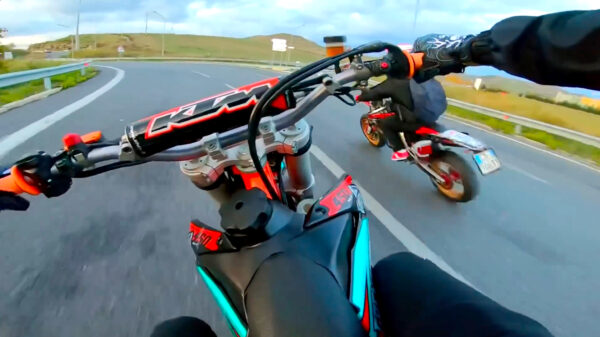 Scheurneus kan op zoek naar een nieuwe broek nadat hij met 150 km/u onderuit gaat