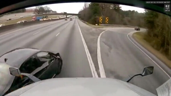 Stekeblinde verkeershufter snijdt vrachtwagen linea recta de berm in