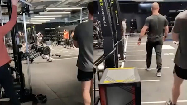 Anabolenhaantjes gaan in een sportschool in Liverpool met elkaar op de vuist