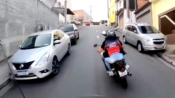 Vriendin bijna van motor gelanceerd tijdens spectaculaire achtervolging