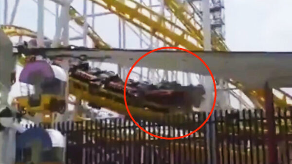 Bizar: twee mensen overlijden nadat achtbaankarretje in Mexicaans pretpark ontspoort