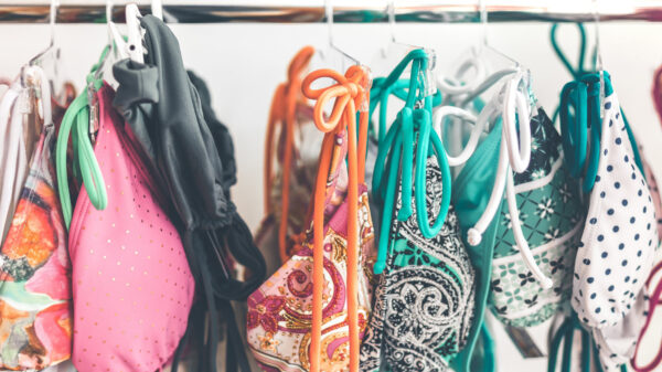 Groep opgemaakte vrouwen in bikini is klaar om te shinen!