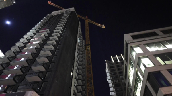 Verwarde man klimt zo'n 15 verdiepingen hoog in enorme bouwkraan op Turfmarkt in Den Haag