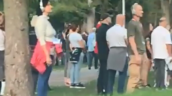 Whut, wat is hier aan de hand? Automobilist ziet een groep mensen bewegingloos staan